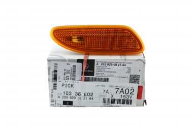 Mercedes-Benz W203 C-Class Genuine Right Side Marker In Bumper Turn Signal Light